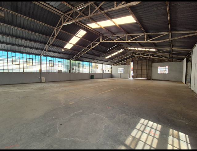 1,000M² WAREHOUSE FOR SALE IN KNIGHTS